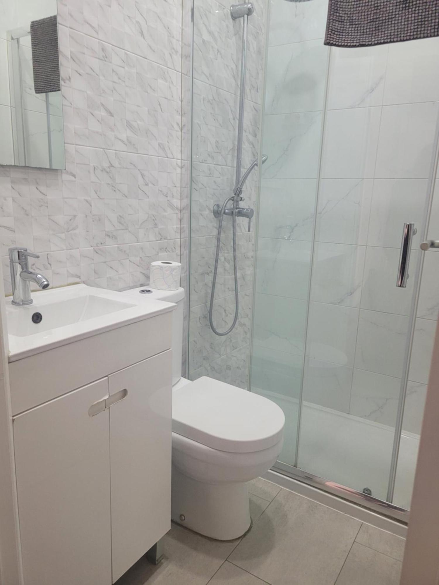 Residencial Valentina Hotell Lisboa Rom bilde A shower cubicle