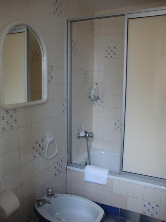 Residencial Valentina Hotell Lisboa Eksteriør bilde A shower door